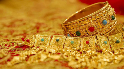 gold-jewels-and-jewelry